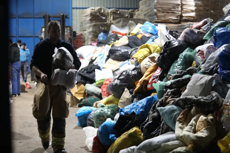 Hrvati opet pokazali veliko srce: Ovako izgleda drvni centar Glina gdje se sakuplja pomoć za stradale u potresu