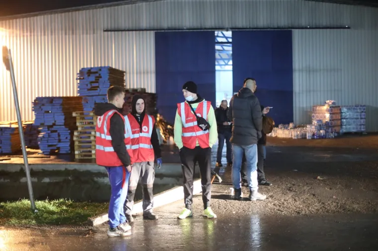 Hrvati opet pokazali veliko srce: Ovako izgleda drvni centar Glina gdje se sakuplja pomoć za stradale u potresu