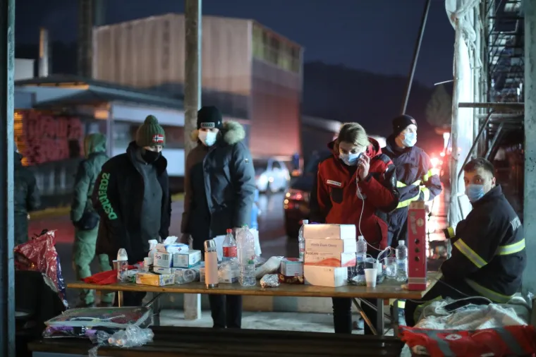 Hrvati opet pokazali veliko srce: Ovako izgleda drvni centar Glina gdje se sakuplja pomoć za stradale u potresu