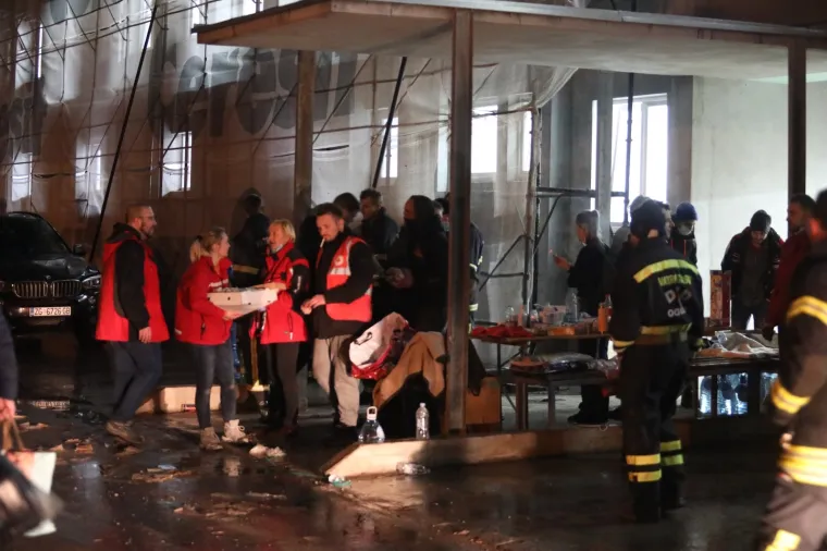 Hrvati opet pokazali veliko srce: Ovako izgleda drvni centar Glina gdje se sakuplja pomoć za stradale u potresu