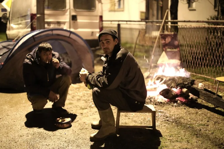 Neizvjesnost u Glini: Zbog straha od novog potresa mnogi su uz vatru proveli noć na ulici