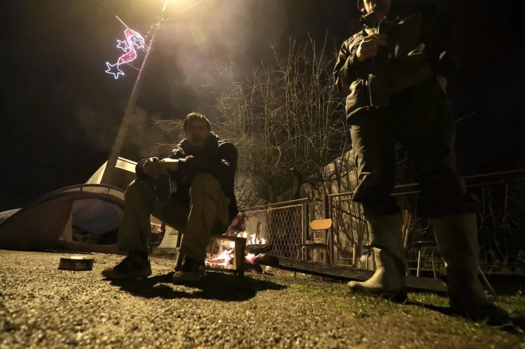 Neizvjesnost u Glini: Zbog straha od novog potresa mnogi su uz vatru proveli noć na ulici