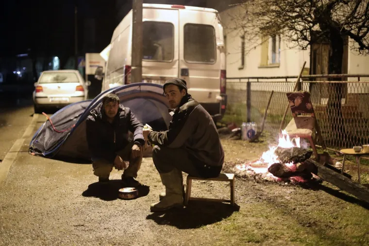 Neizvjesnost u Glini: Zbog straha od novog potresa mnogi su uz vatru proveli noć na ulici