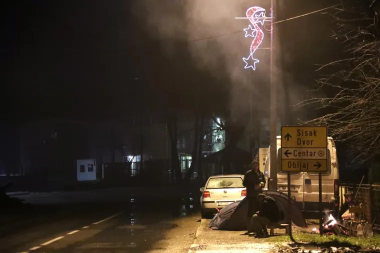 Neizvjesnost u Glini: Zbog straha od novog potresa mnogi su uz vatru proveli noć na ulici