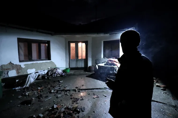 Neizvjesnost u Glini: Zbog straha od novog potresa mnogi su uz vatru proveli noć na ulici