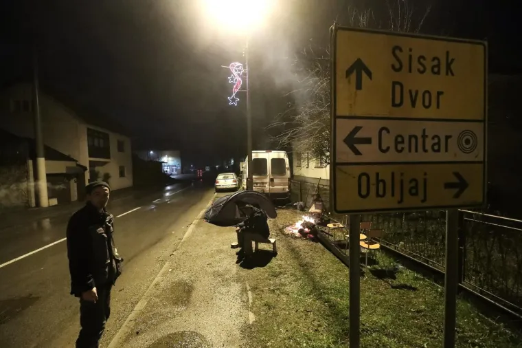Neizvjesnost u Glini: Zbog straha od novog potresa mnogi su uz vatru proveli noć na ulici
