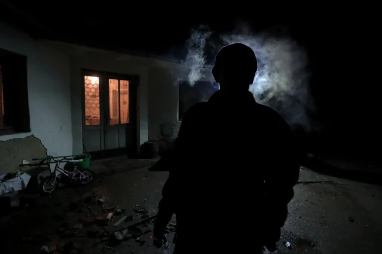 Neizvjesnost u Glini: Zbog straha od novog potresa mnogi su uz vatru proveli noć na ulici