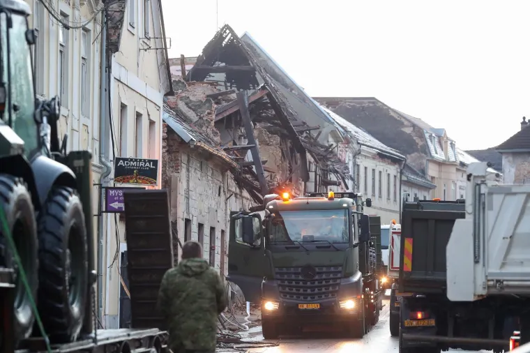 Potresne fotografije: Ovako izgleda Petrinja jutro nakon razornog potresa