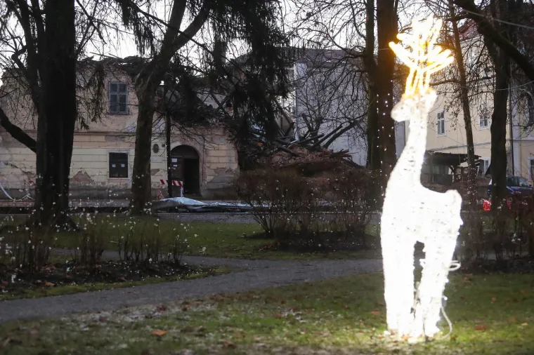 Potresne fotografije: Ovako izgleda Petrinja jutro nakon razornog potresa