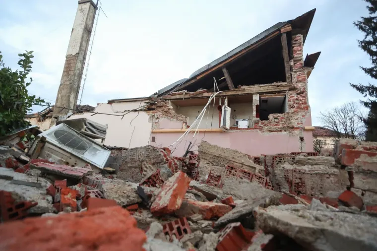 Potresne fotografije: Ovako izgleda Petrinja jutro nakon razornog potresa