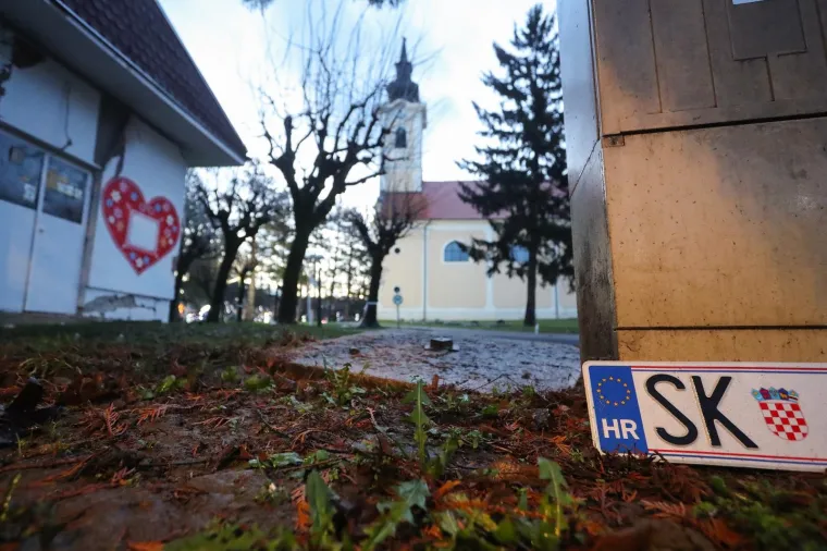 Potresne fotografije: Ovako izgleda Petrinja jutro nakon razornog potresa