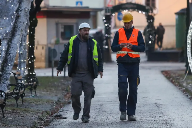 Potresne fotografije: Ovako izgleda Petrinja jutro nakon razornog potresa
