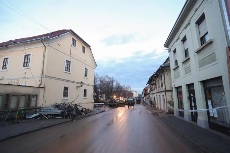 Potresne fotografije: Ovako izgleda Petrinja jutro nakon razornog potresa