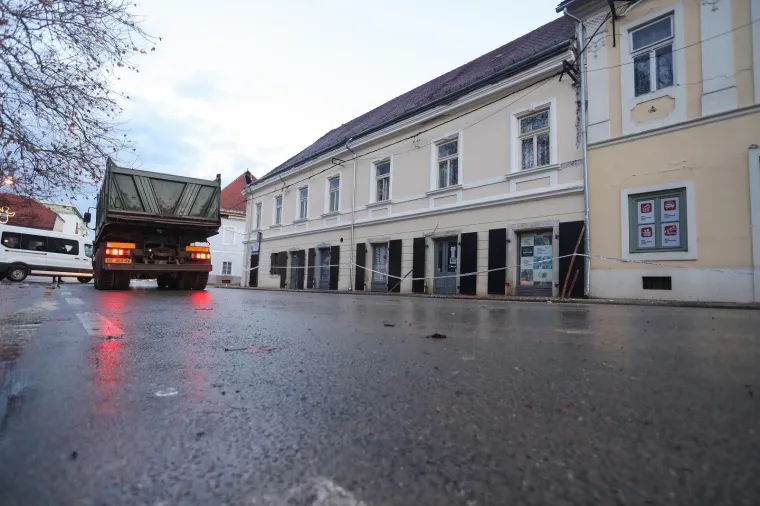 Potresne fotografije: Ovako izgleda Petrinja jutro nakon razornog potresa
