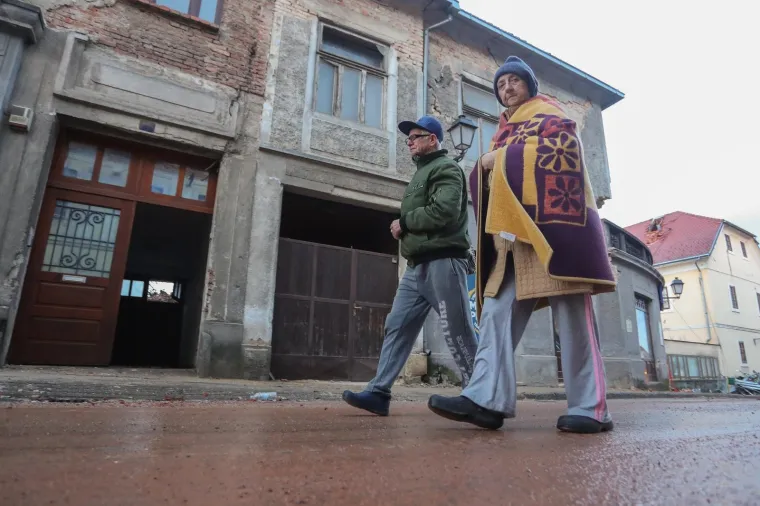 Potresne fotografije: Ovako izgleda Petrinja jutro nakon razornog potresa