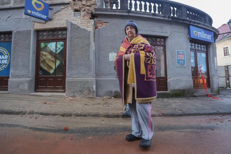 Potresne fotografije: Ovako izgleda Petrinja jutro nakon razornog potresa