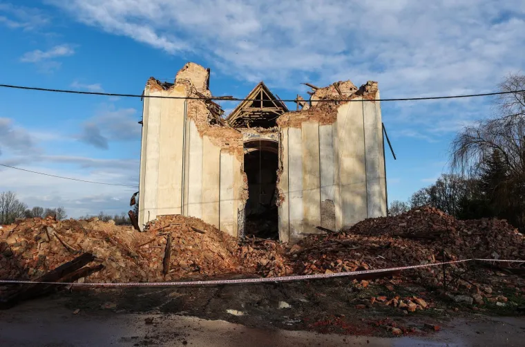 Fotografije crkve sv. Nikole i Vida u Žažini jutro nakon potresa