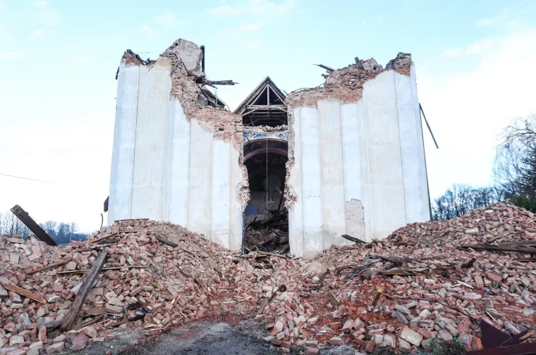 Fotografije crkve sv. Nikole i Vida u Žažini jutro nakon potresa