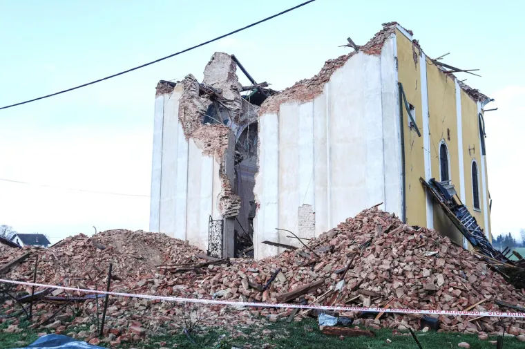 Fotografije crkve sv. Nikole i Vida u Žažini jutro nakon potresa