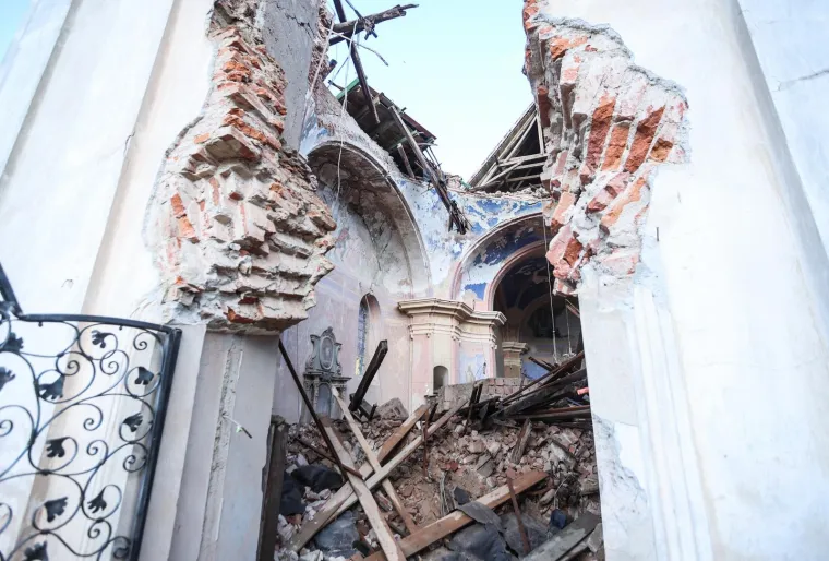 Fotografije crkve sv. Nikole i Vida u Žažini jutro nakon potresa