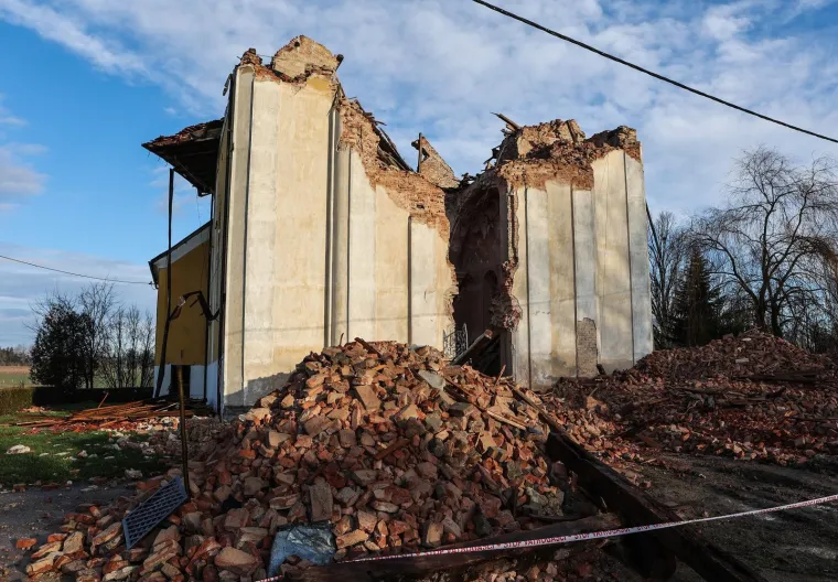 Fotografije crkve sv. Nikole i Vida u Žažini jutro nakon potresa