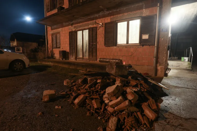 TUŽNE FOTOGRAFIJE S BANOVINE: Izgubili su sve, novu godinu dočekali su na otvorenom grijući se uz vatru