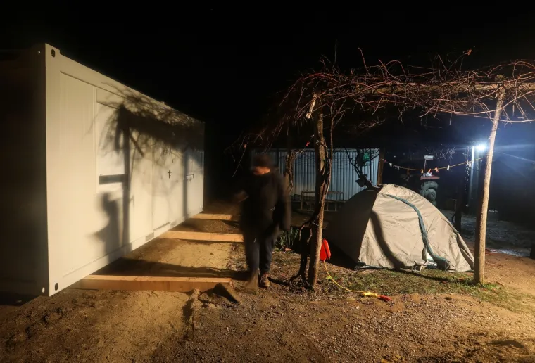 TUŽNE FOTOGRAFIJE S BANOVINE: Izgubili su sve, novu godinu dočekali su na otvorenom grijući se uz vatru
