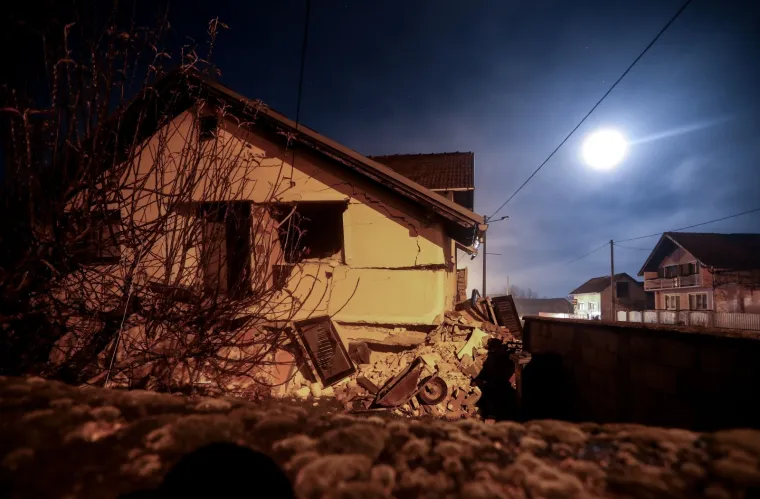TUŽNE FOTOGRAFIJE S BANOVINE: Izgubili su sve, novu godinu dočekali su na otvorenom grijući se uz vatru