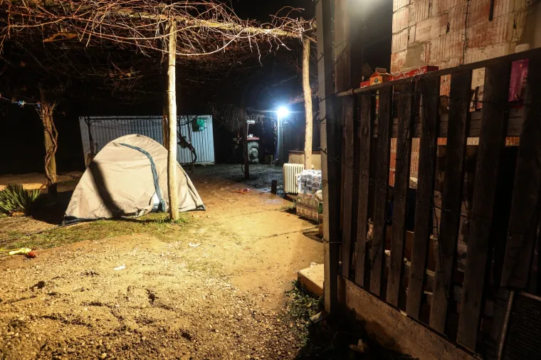 TUŽNE FOTOGRAFIJE S BANOVINE: Izgubili su sve, novu godinu dočekali su na otvorenom grijući se uz vatru