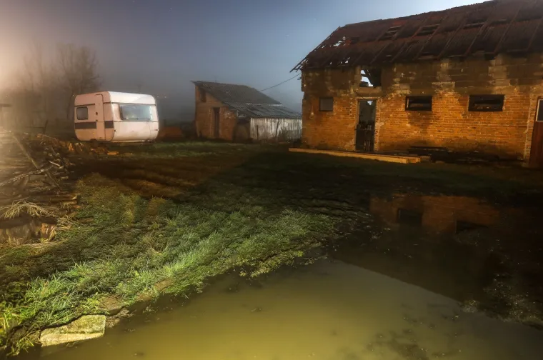 TUŽNE FOTOGRAFIJE S BANOVINE: Izgubili su sve, novu godinu dočekali su na otvorenom grijući se uz vatru