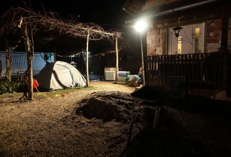 TUŽNE FOTOGRAFIJE S BANOVINE: Izgubili su sve, novu godinu dočekali su na otvorenom grijući se uz vatru