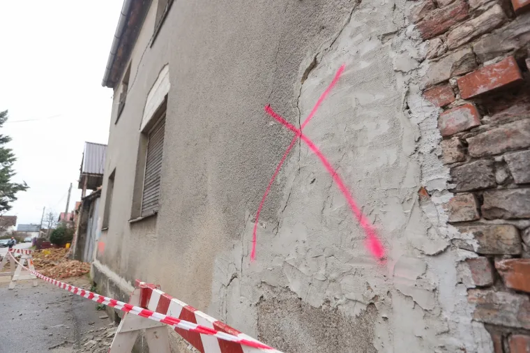 Petrinja. Kuće označene sa slovom "x" trebaju se ru&scaron;iti.