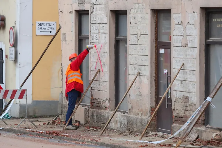 MEĐU RU&Scaron;EVINAMA: Neki provode noć uz vatru, a drugi sami popravljaju &scaron;tetu dok čekaju pomoć
