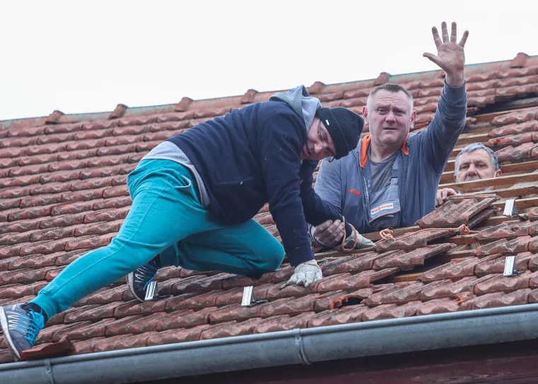 Općina Majur sa selima Grabo&scaron;tani, Mračaj, Knezovljani, Kukuruzari i Umetići pogođeni potresom i sru&scaron;enim starim kućama. Žitelji sami popravljaju &scaron;tetu jer im jo&scaron; nije pristigla pomoć.