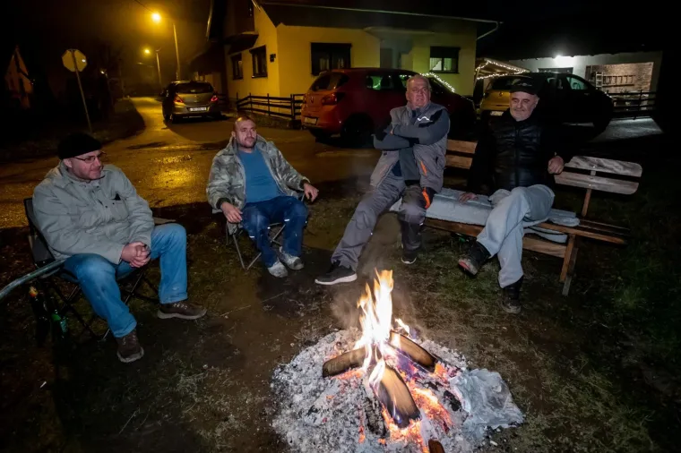 Glina - Robert Golub, Ivo Jajalo, Dragan &Scaron;imunović i Pejo Soldan noć su proveli uz vatru pored jezera Bajer u Glini. Kuće su im stradale u potresu i osjećaju se sigurnije noćiti vani ili u automobilu.