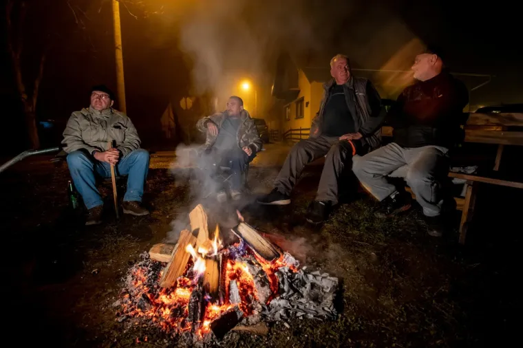 MEĐU RU&Scaron;EVINAMA: Neki provode noć uz vatru, a drugi sami popravljaju &scaron;tetu dok čekaju pomoć
