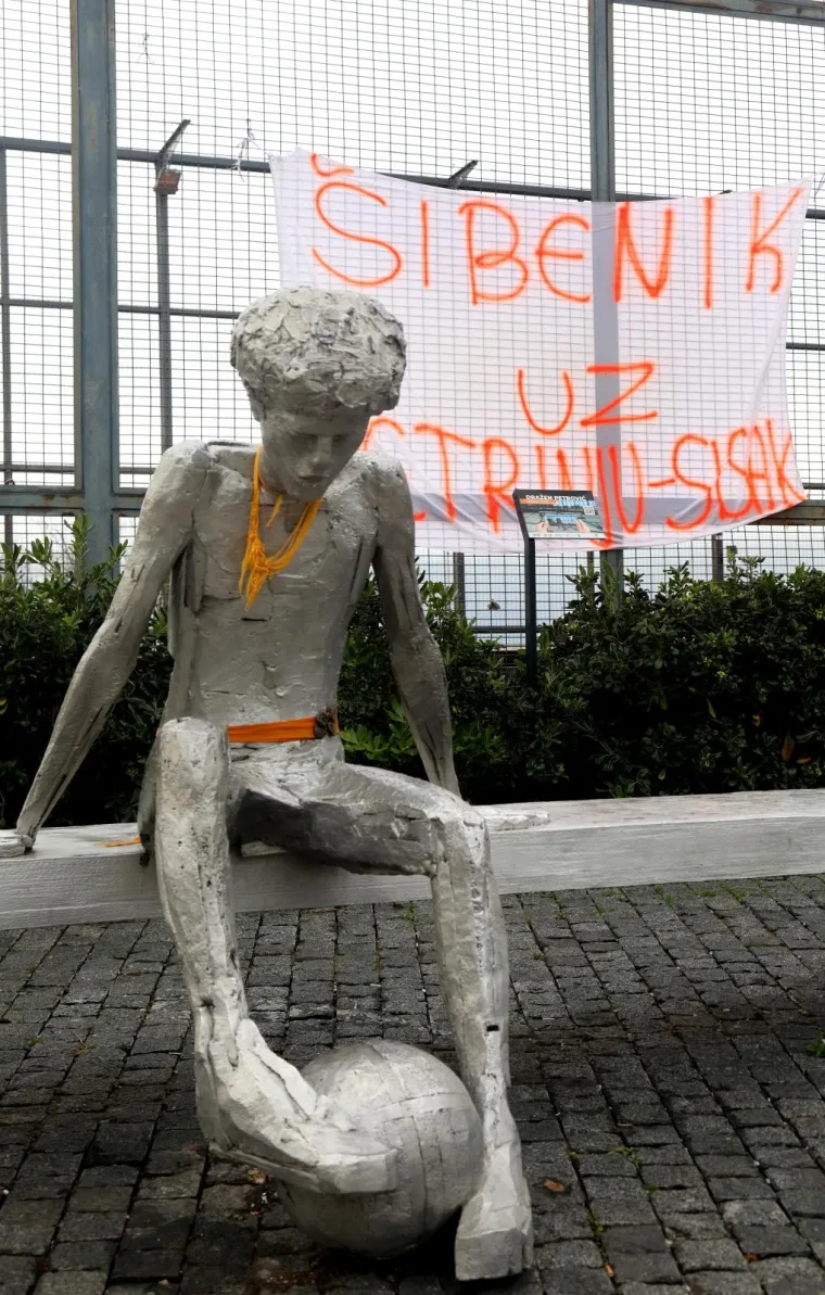 Kod Draženovog spomenika &Scaron;ibenčani su izvjesili transparent podrske Petrinji i Sisku, potresom razru&scaron;enom području.