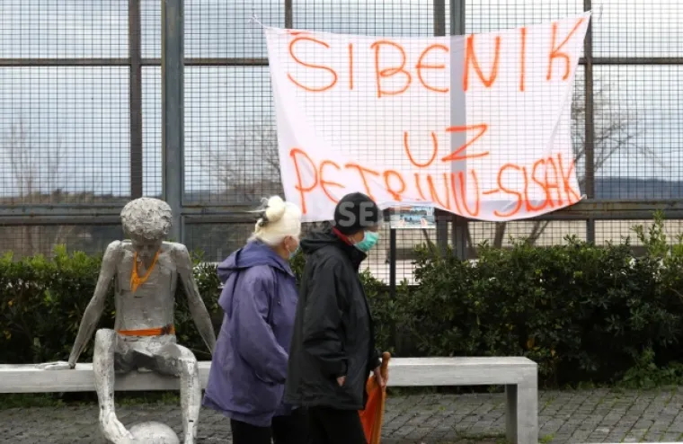 U &Scaron;ibeniku kod Draženovog spomenika osvanuo transparent podr&scaron;ke Petrinji i Sisku