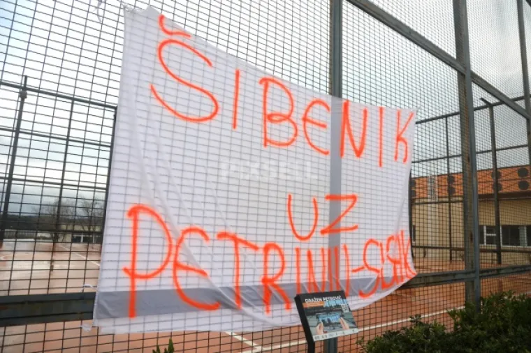 U &Scaron;ibeniku kod Draženovog spomenika osvanuo transparent podr&scaron;ke Petrinji i Sisku