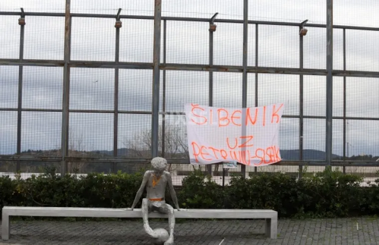 U &Scaron;ibeniku kod Draženovog spomenika osvanuo transparent podr&scaron;ke Petrinji i Sisku