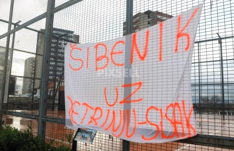 U &Scaron;ibeniku kod Draženovog spomenika osvanuo transparent podr&scaron;ke Petrinji i Sisku