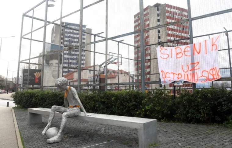 U &Scaron;ibeniku kod Draženovog spomenika osvanuo transparent podr&scaron;ke Petrinji i Sisku