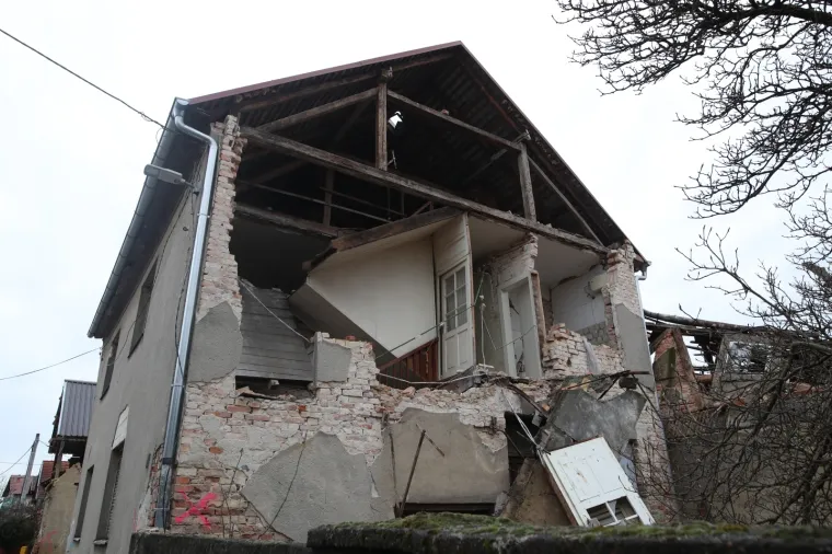 Vatrogascima javili da se u uru&scaron;enoj kući nalaze žena i dijete. Na sreću, bio je lažni alarm