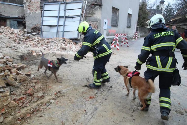 Vatrogascima javili da se u uru&scaron;enoj kući nalaze žena i dijete. Na sreću, bio je lažni alarm