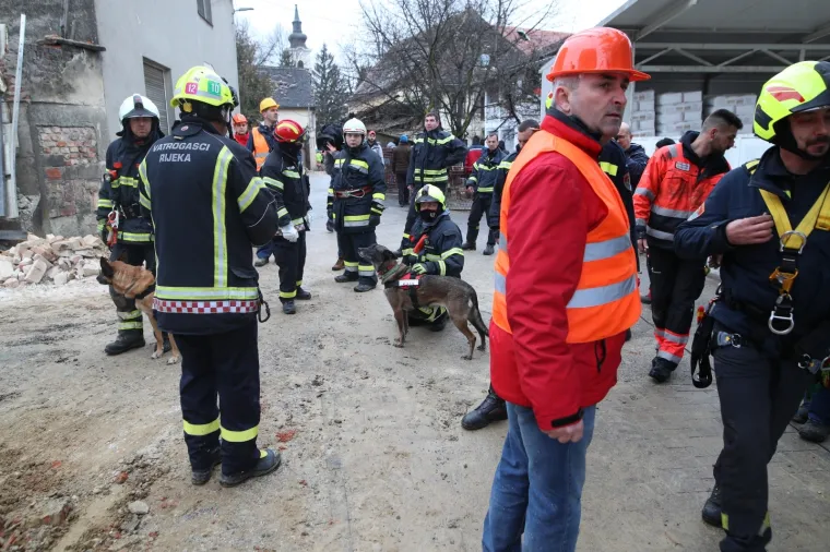 Vatrogascima javili da se u uru&scaron;enoj kući nalaze žena i dijete. Na sreću, bio je lažni alarm