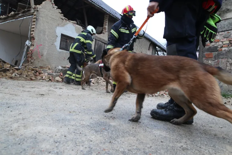 Vatrogascima javili da se u uru&scaron;enoj kući nalaze žena i dijete. Na sreću, bio je lažni alarm