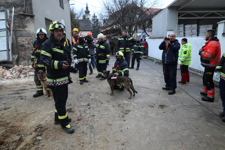 Vatrogascima javili da se u uru&scaron;enoj kući nalaze žena i dijete. Na sreću, bio je lažni alarm