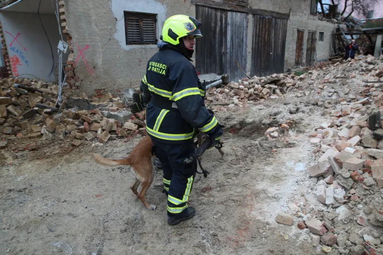 Vatrogascima javili da se u uru&scaron;enoj kući nalaze žena i dijete. Na sreću, bio je lažni alarm