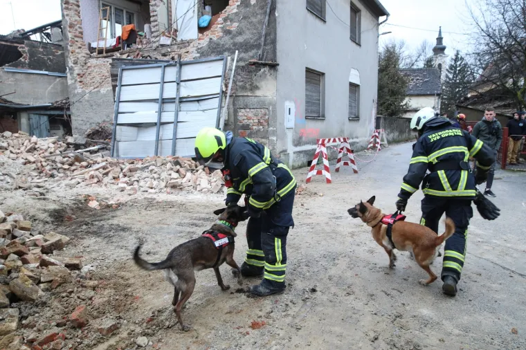 Vatrogascima javili da se u uru&scaron;enoj kući nalaze žena i dijete. Na sreću, bio je lažni alarm