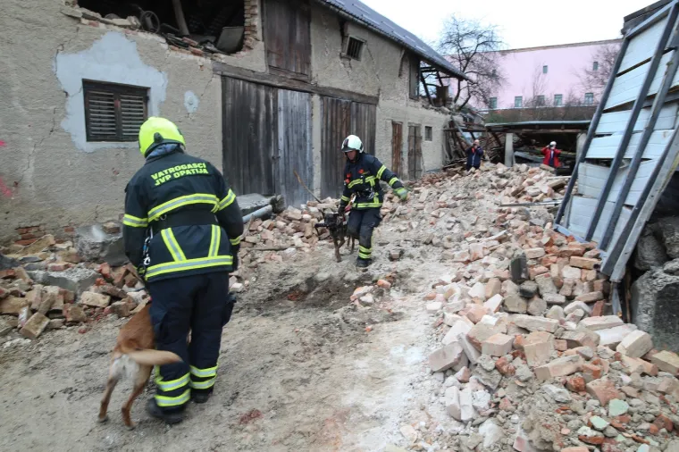 Vatrogascima javili da se u uru&scaron;enoj kući nalaze žena i dijete. Na sreću, bio je lažni alarm